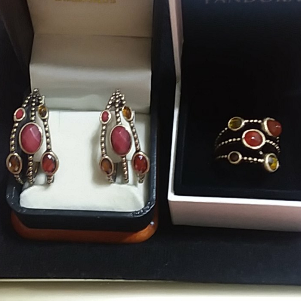 Set of ring and earrings.
